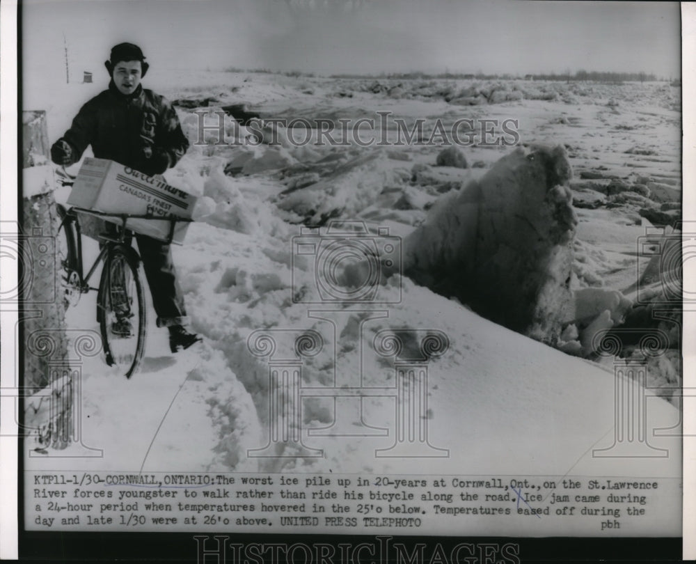 1954 Press Photo Youngster forced to walk on icy road at Cornwall, Ontario