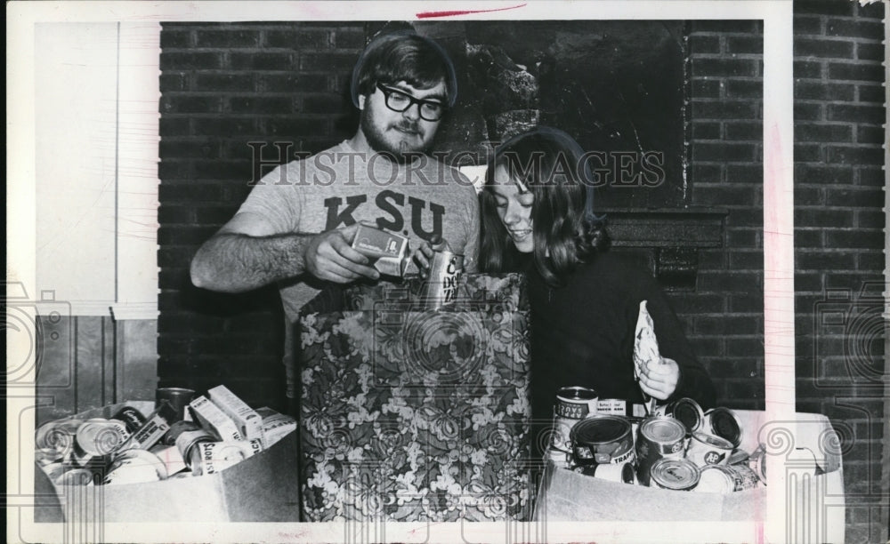 Press Photo Christmas Givers - nec51605