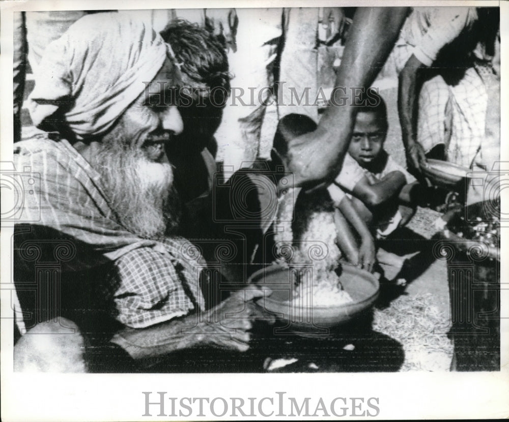 1940 Press Photo Brola Island, Pakistan people at relief center after floods