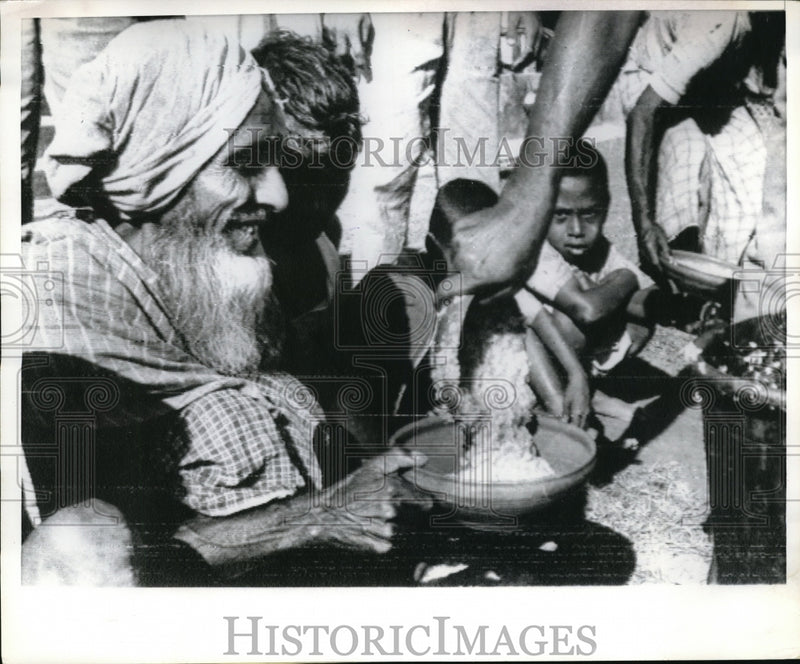 Load image into Gallery viewer, 1940 Press Photo Brola Island, Pakistan people at relief center after floods
