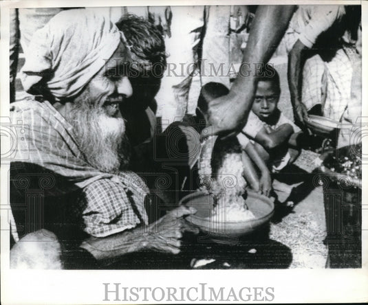 1940 Press Photo Brola Island, Pakistan people at relief center after floods
