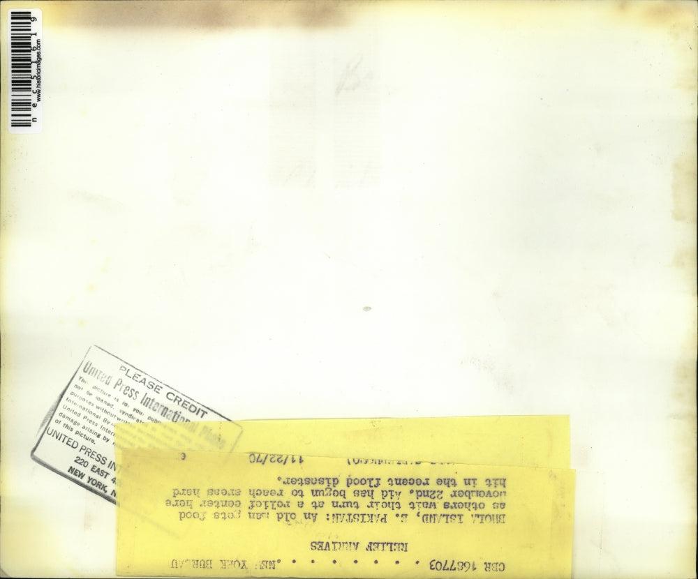 1940 Press Photo Brola Island, Pakistan people at relief center after floods