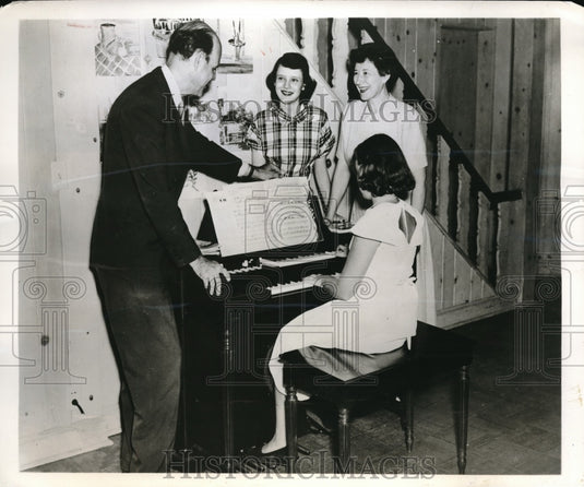 1950 Press Photo Reyner Eastman, and wife Listen to Libby play piano and sister - Historic Images