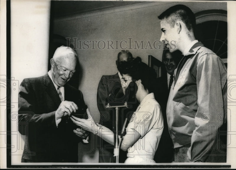 Load image into Gallery viewer, 1960 Press Photo Brenda Ann Tjden present Pres.Eisenhower a Partner-in-4-H.
