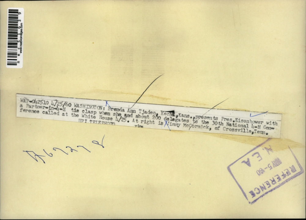 1960 Press Photo Brenda Ann Tjden present Pres.Eisenhower a Partner-in-4-H.