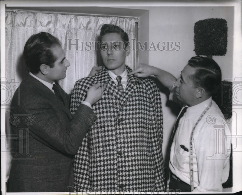 Load image into Gallery viewer, 1958 Press Photo Designers Angelo Litrico &amp; Carmen Duro with Model Leonard Gappa
