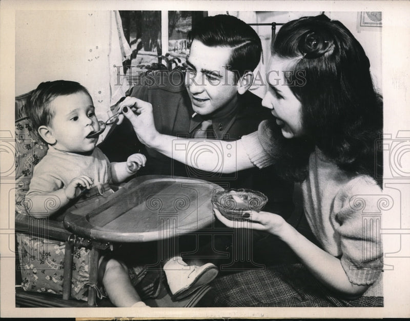 Load image into Gallery viewer, 1946 Press Photo Green Bay, Wis Lt &amp; Mrs keith Cubois &amp; son Allan, cancer op
