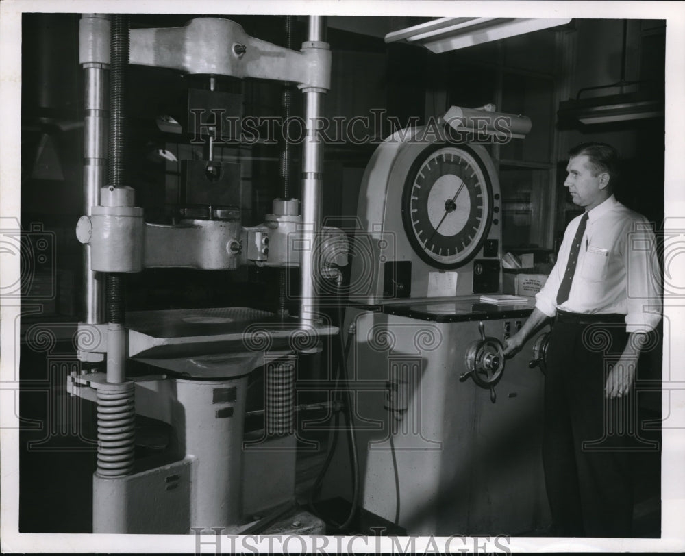 1955 Press Photo Calvin H. Milligan Jr. of Lawson & Sessions Co.