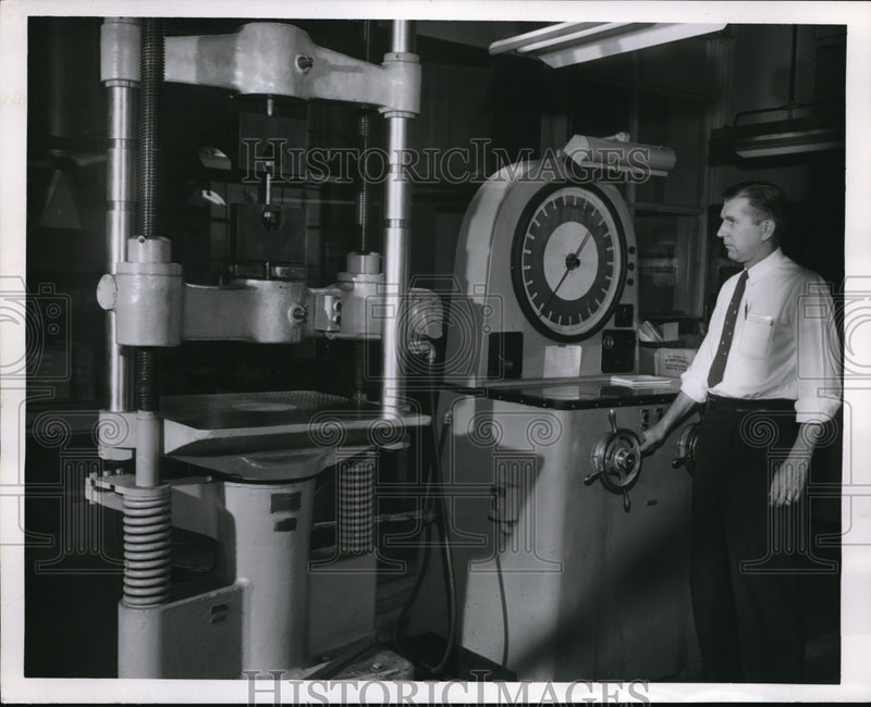 Load image into Gallery viewer, 1955 Press Photo Calvin H. Milligan Jr. of Lawson &amp; Sessions Co.
