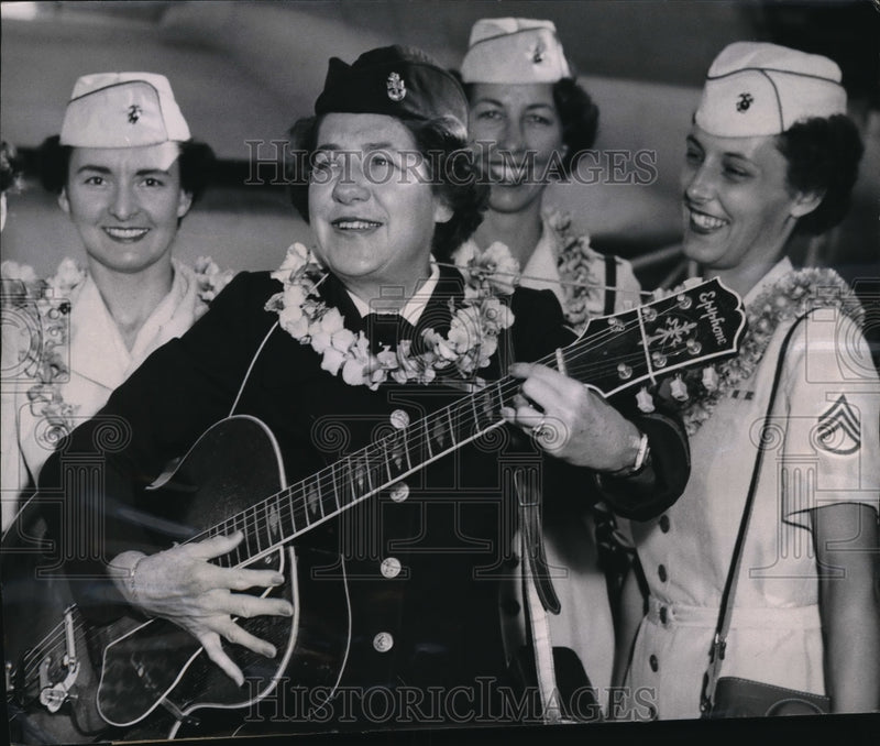 Load image into Gallery viewer, 1955 Press Photo HMC Grace Clyde (USN) singing in Hawaii style with her back up

