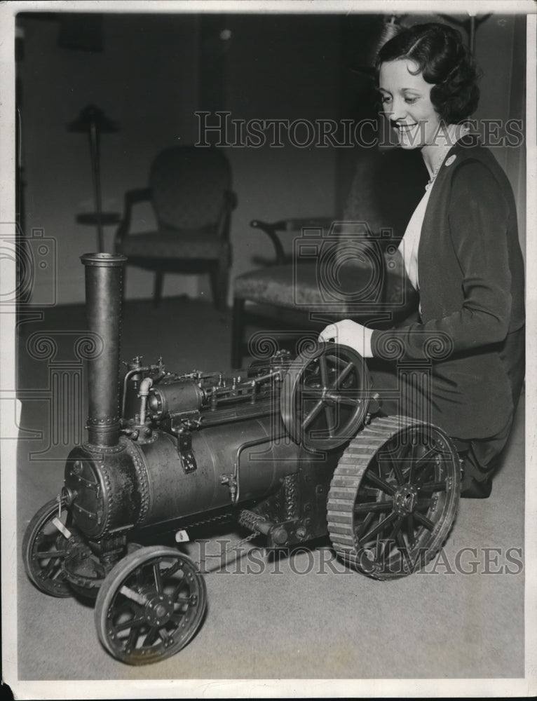 Load image into Gallery viewer, 1932 Press Photo Alice Blair With John Matthews Mini Model Steam Train
