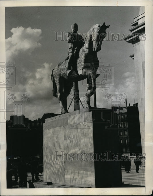 1939 Press Photo Wooden Statue Of Marshal Foch Erected In Paris France- Historic Images