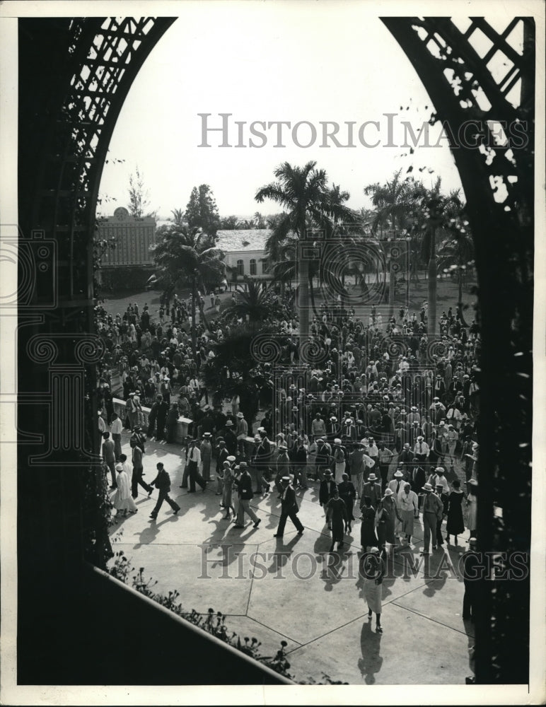 1933 Press Photo Crowd Lines Up For Horse Races At Hialeah Park In Miami