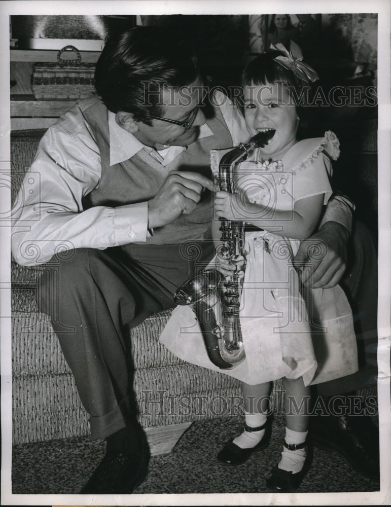 Load image into Gallery viewer, 1956 Press Photo Bandleader Herbie Fields with daughter Sandra
