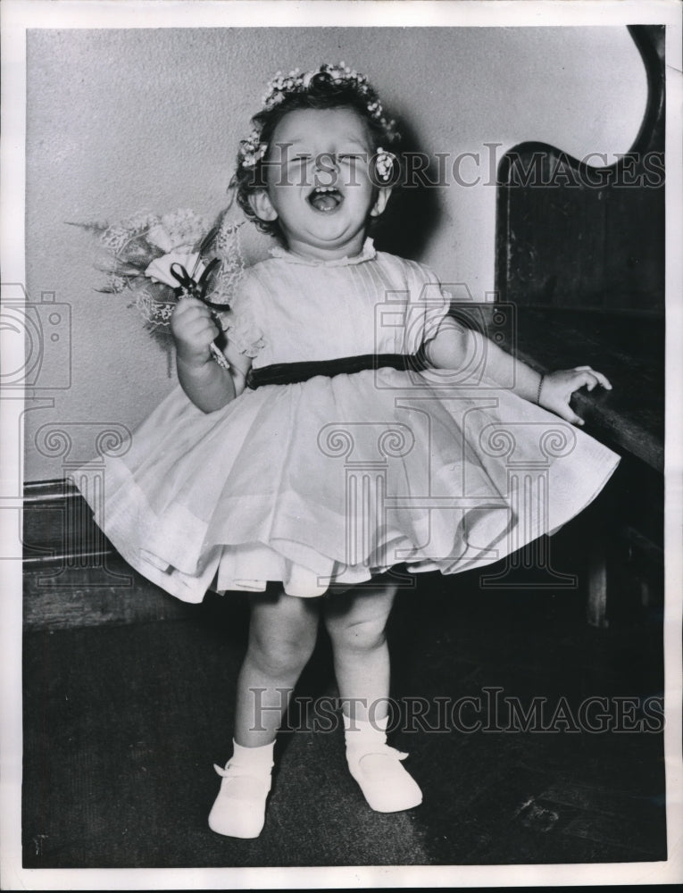 Load image into Gallery viewer, 1956 Press Photo Lorraine Offenbach London Baby Wedding attendant
