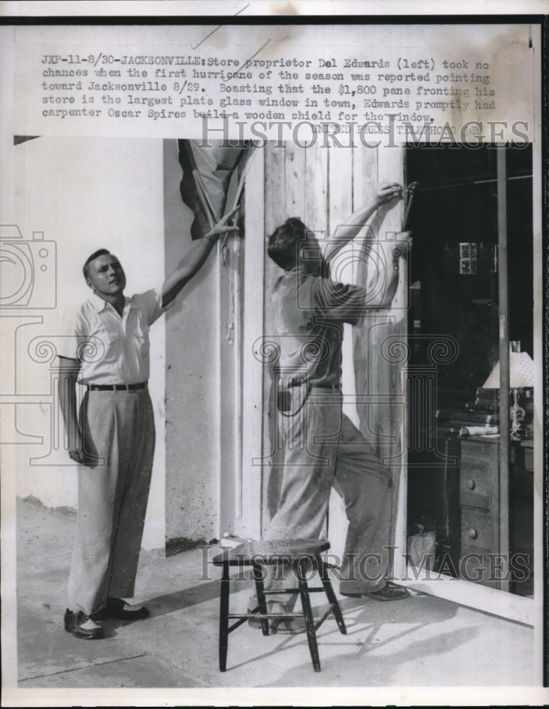 1952 Press Photo Del Edwards Boarding Up To Prepare For Hurricane