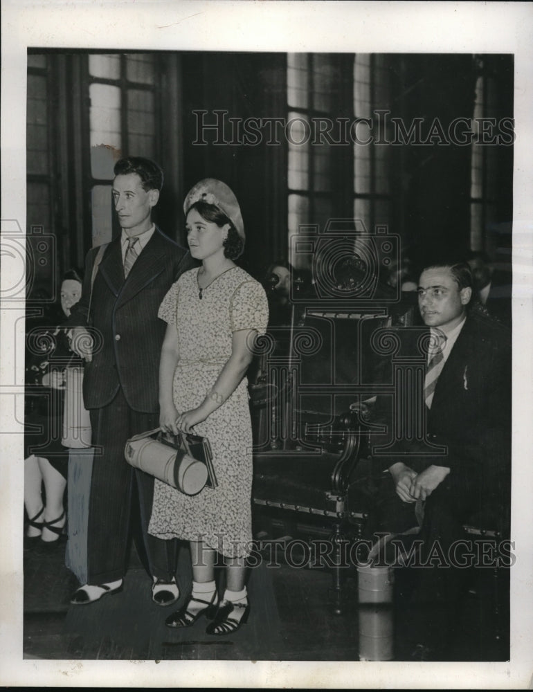 Load image into Gallery viewer, 1939 Press Photo Paris couple , gas masks in hand, listening to Mayor
