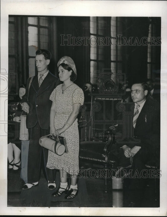 1939 Press Photo Paris couple , gas masks in hand, listening to Mayor
