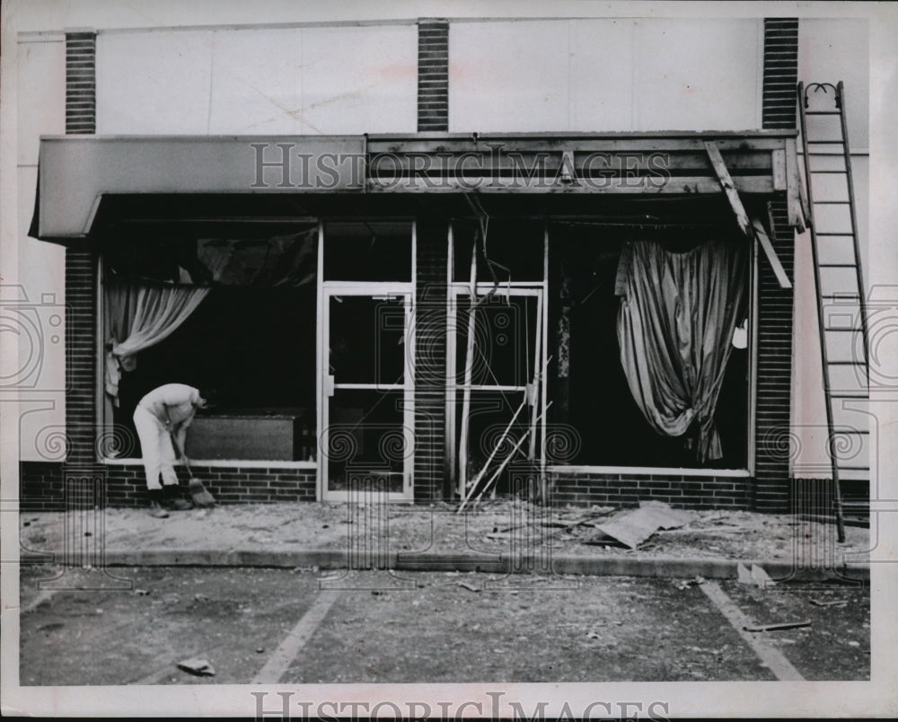 Press Photo Bomb damage at Fredric hairdressers shop in Cleveland, Ohio