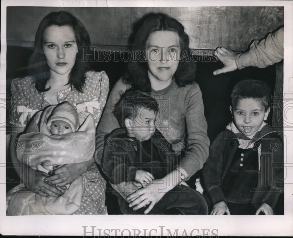 1950 Press Photo Migrant workers from Ky on way north to joing husbands