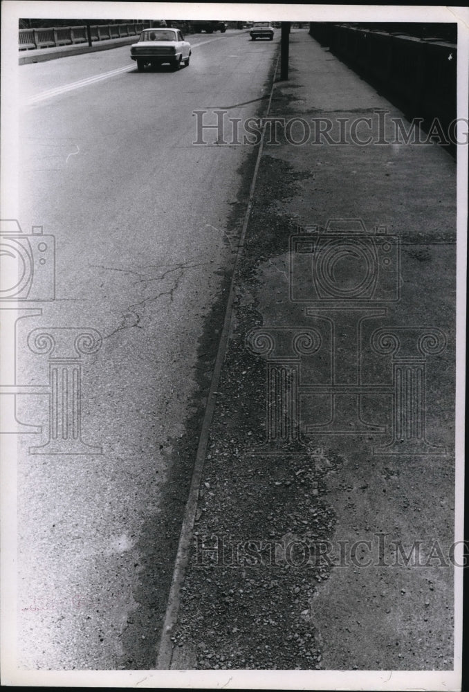 1967 Press Photo Sidewalk Crumbling Next to Road