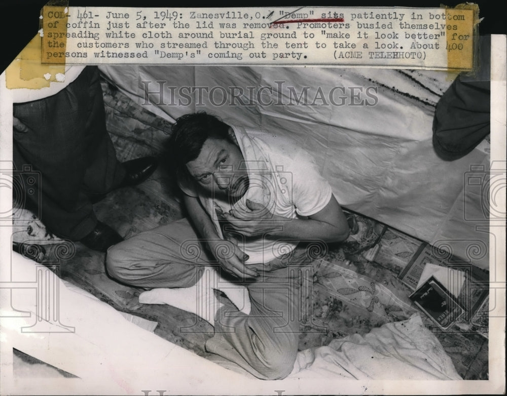 1949 Press Photo Demp&#39;s sits on coffin as 400 persons what his coming out party- Historic Images