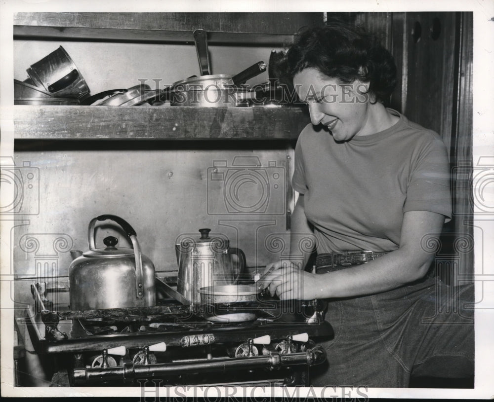 1949 Press Photo Mrs Stanley Dashew on the Constellation - Historic Images