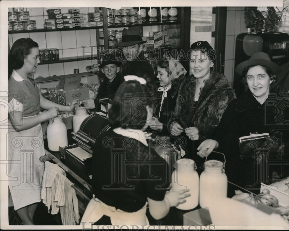 1940 Press Photo Chicago Milk Drivers Go On Strike