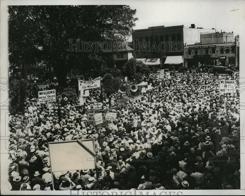 Load image into Gallery viewer, 1933 Press Photo Los Angeles Striking Workers War Effort
