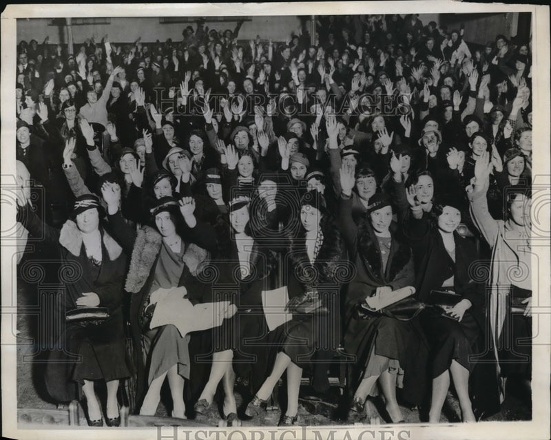 Load image into Gallery viewer, 1934 Press Photo British phone girls protest at Memorial Hall in London
