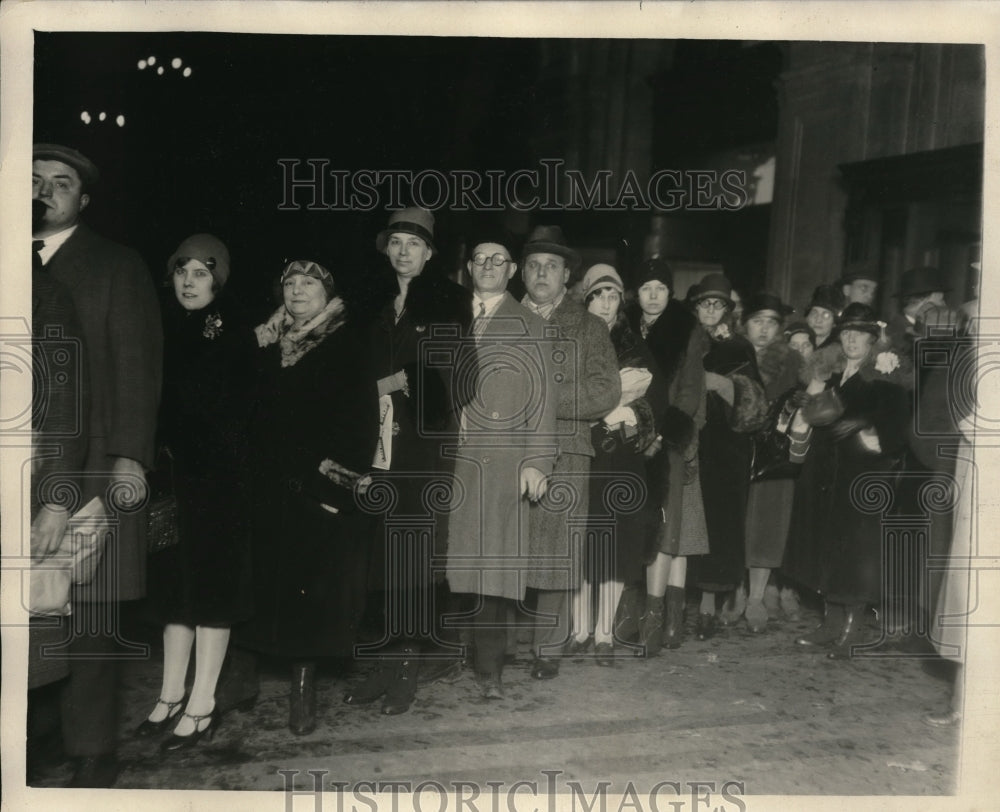 1927 Press Photo Crowd Waiting in Line at a Post Office- Historic Images