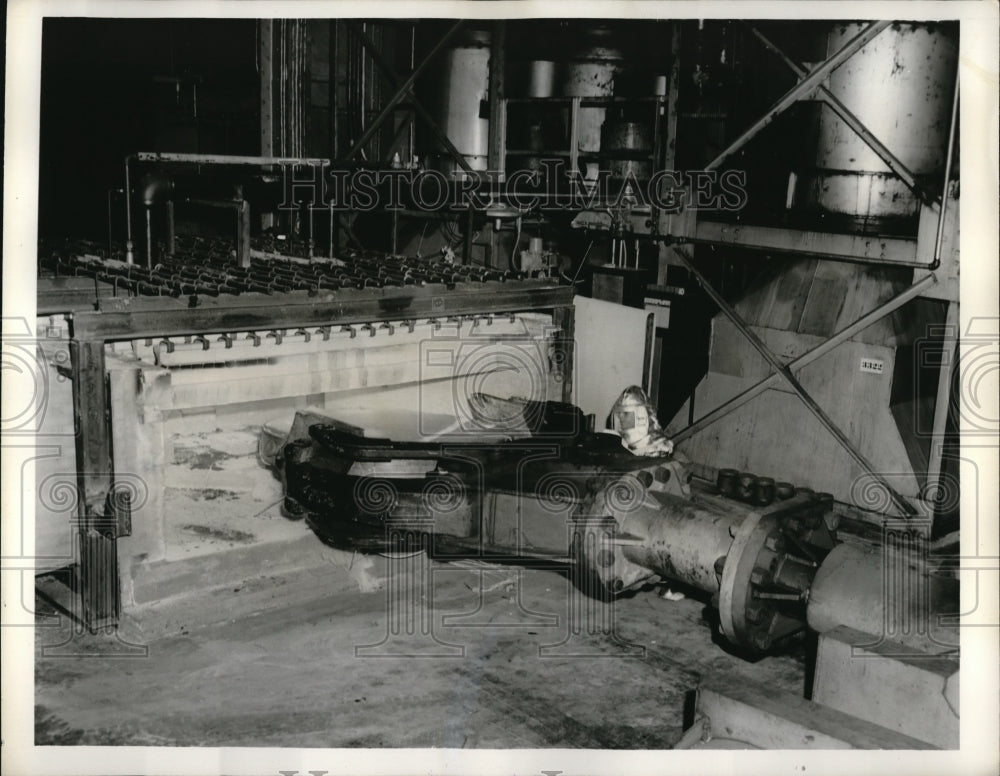 1959 Press Photo Jaws of Manipulator Pull Beryllium Billet at Brush Beryllium Co