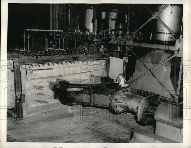 Load image into Gallery viewer, 1959 Press Photo Jaws of Manipulator Pull Beryllium Billet at Brush Beryllium Co
