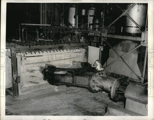 1959 Press Photo Jaws of Manipulator Pull Beryllium Billet at Brush Beryllium Co