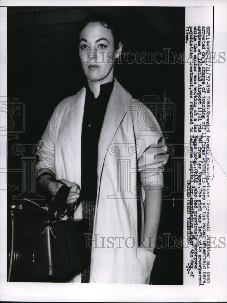 1957 Press Photo Beverly Richards Arrives AT The Lidwood Airport