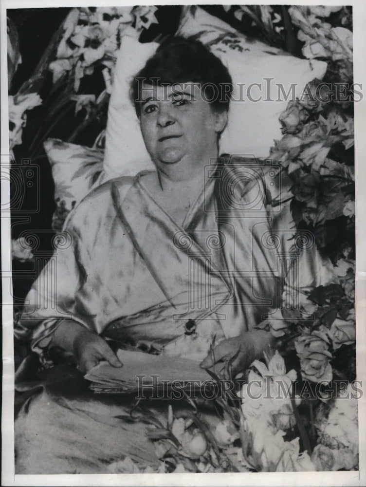 Load image into Gallery viewer, 1950 Press Photo Nellie Revell New York Hospital Four Year Spine Repair Operate
