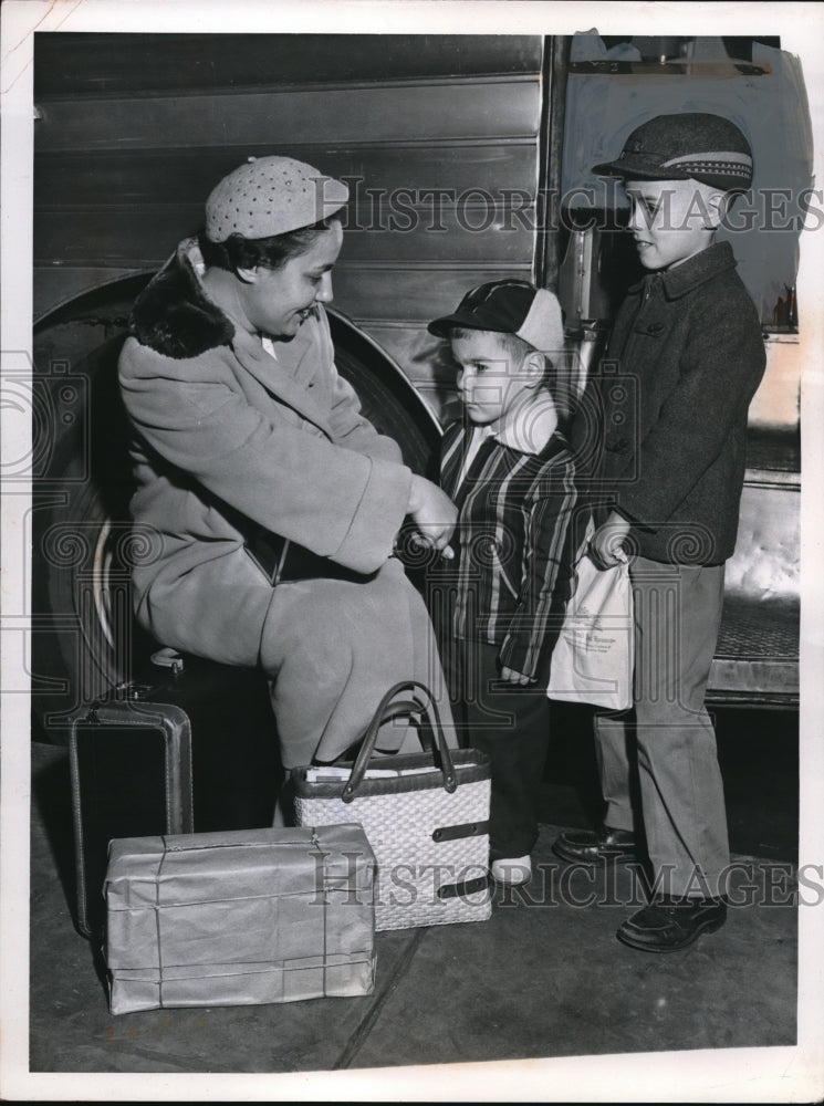 1958 Press Photo Woman and Children Traveling By Greyhound Bus- Historic Images