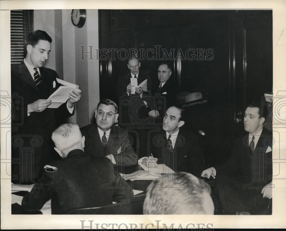 1941 Press Photo Harry Yates works to eliminate Brooklyn Slum