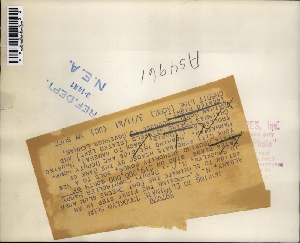 1941 Press Photo Harry Yates works to eliminate Brooklyn Slum