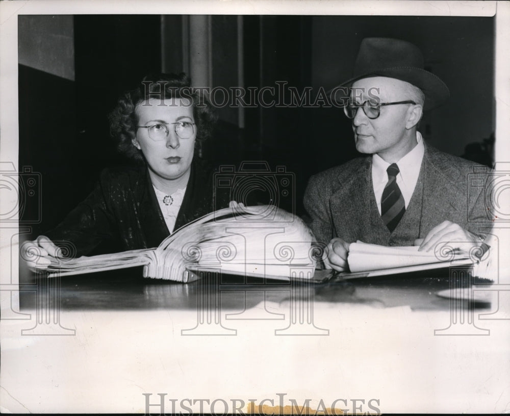 1949 Press Photo Stevens Hotel workers help Chicago PD search for robbers