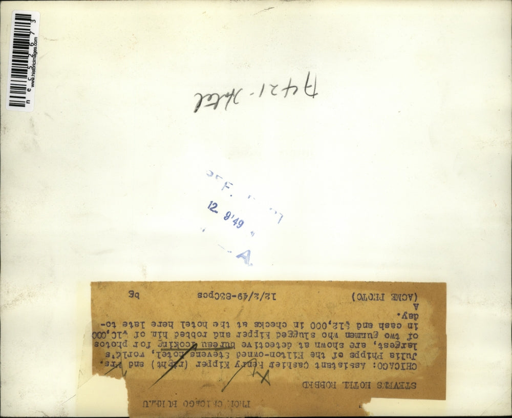 1949 Press Photo Stevens Hotel workers help Chicago PD search for robbers