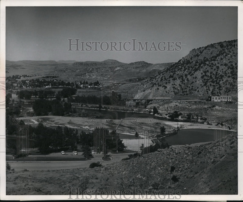 Load image into Gallery viewer, 1954 Press Photo Hot Springs State Park &amp; the town of Thermopolis, WY
