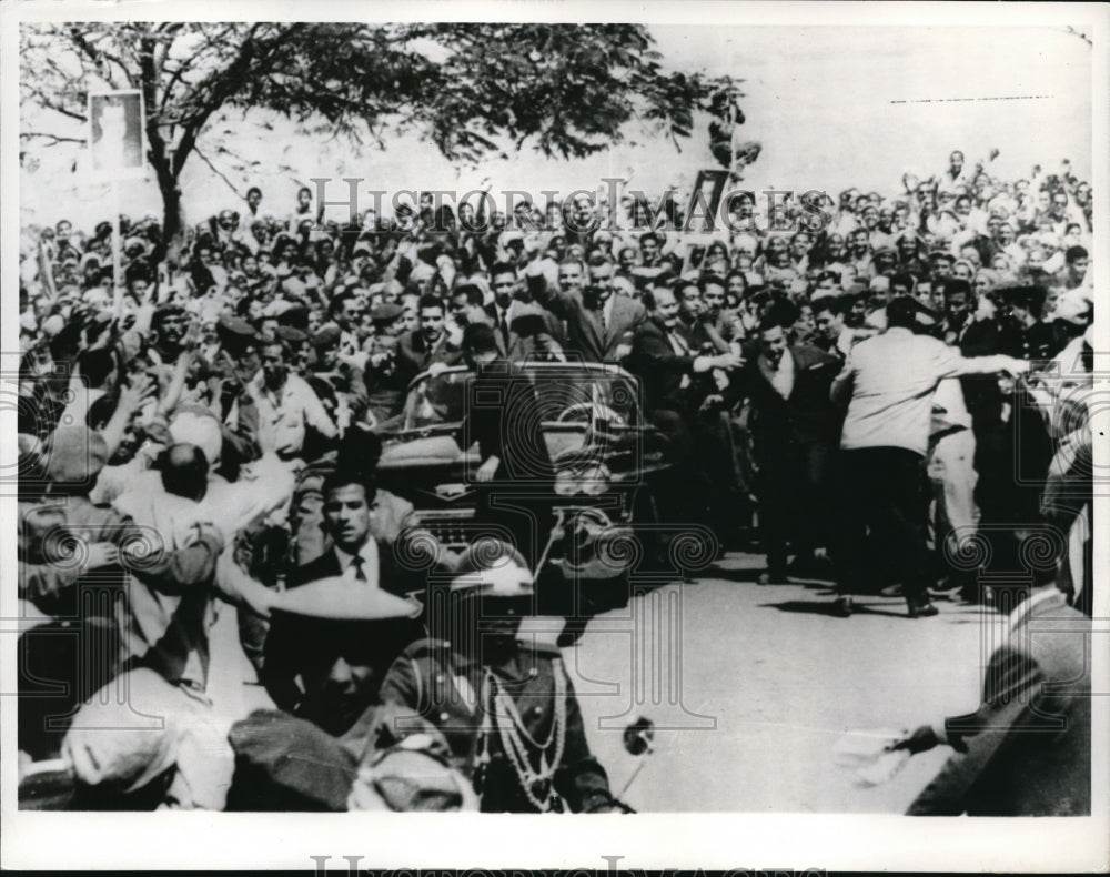 1965 Press Photo Crowds Mob Car Of President Gamel Abdel Nasser In Cairo