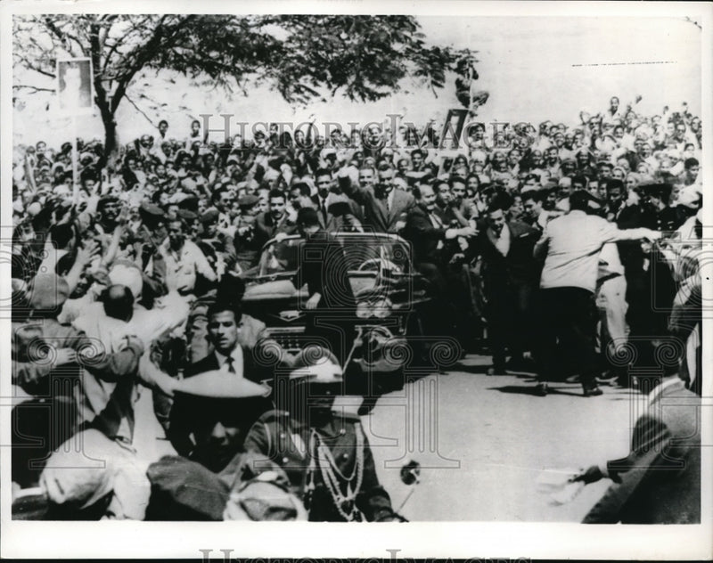 Load image into Gallery viewer, 1965 Press Photo Crowds Mob Car Of President Gamel Abdel Nasser In Cairo
