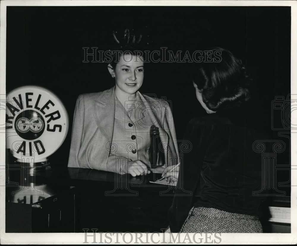 1942 Press Photo Lidgerwood N. Dakota Miss Loretta Fisher Union Station