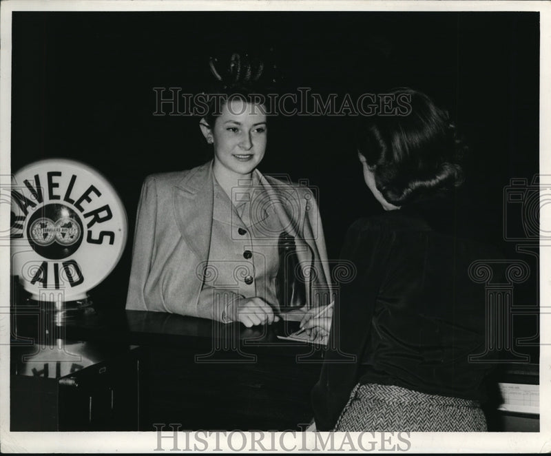 Load image into Gallery viewer, 1942 Press Photo Lidgerwood N. Dakota Miss Loretta Fisher Union Station
