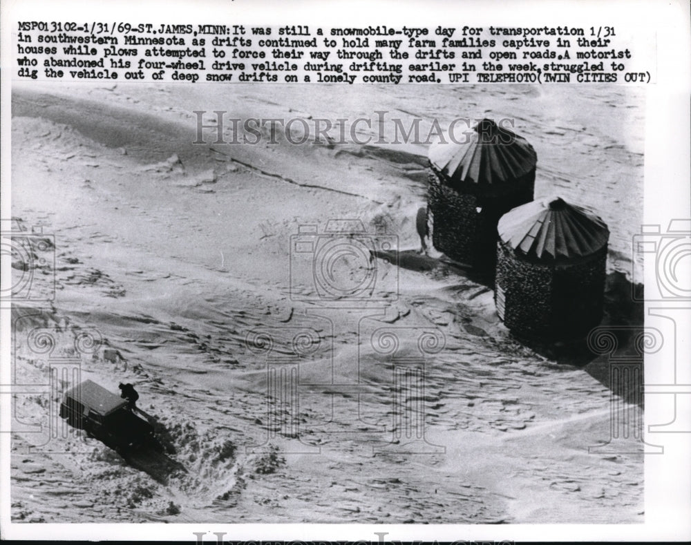 1969 Press Photo St James, Minn. snowstorm