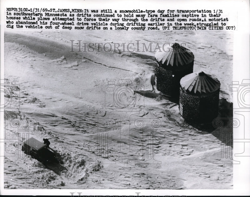 Load image into Gallery viewer, 1969 Press Photo St James, Minn. snowstorm
