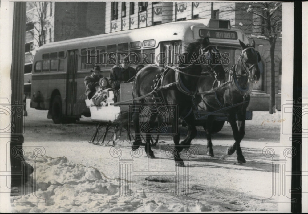 1958 Press Photo Joe Hannan of Edgewater Stables transporting his passengers