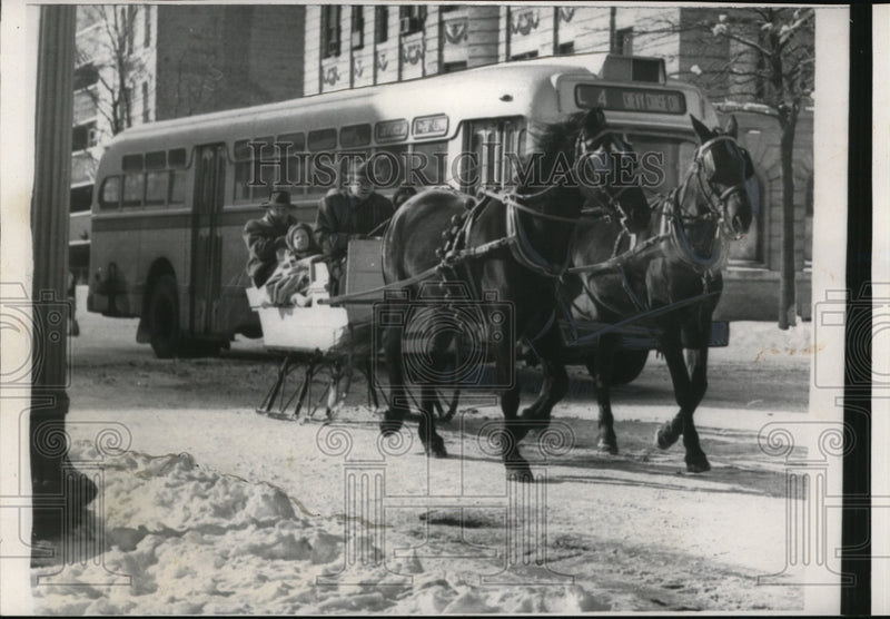 Load image into Gallery viewer, 1958 Press Photo Joe Hannan of Edgewater Stables transporting his passengers
